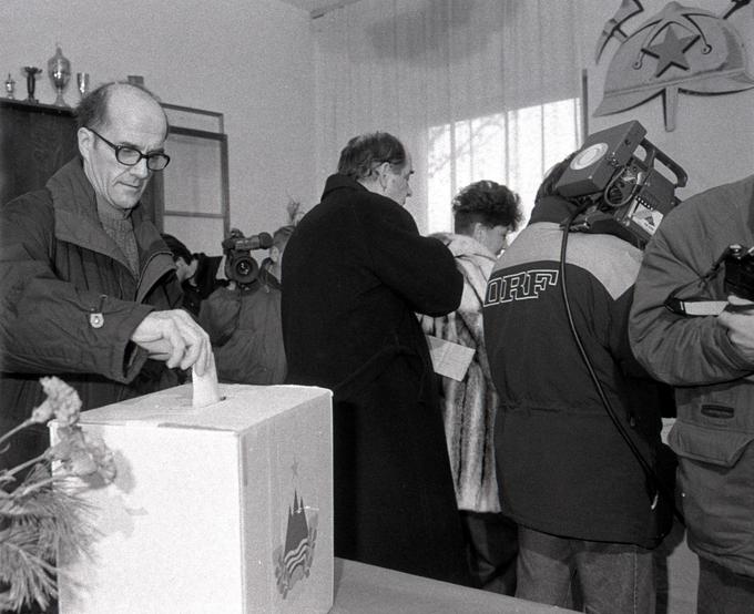 23. maja 1990 je bil v Sloveniji plebiscit o samostojnosti, ki je imel več kot 93-odstotno udeležbo. Skoraj 1,3 milijona volivcev oziroma 88,5 odstotka vseh takratnih volilnih upravičencev je glasovalo, naj Slovenija postane samostojna in neodvisna država. Izidi so bili slovesno razglašeni 26. decembra, toda navdušenje in ljudska rajanja so se začeli že na plebiscitni večer. Eden od najbolj navdušenih je bil Jože Pučnik, ki je takrat izgovoril znamenite besede: Jugoslavije ni več. Jugoslavije ni več. Gre za Slovenijo.  | Foto: Tone Stojko, hrani Muzej novejše zgodovine Slovenije