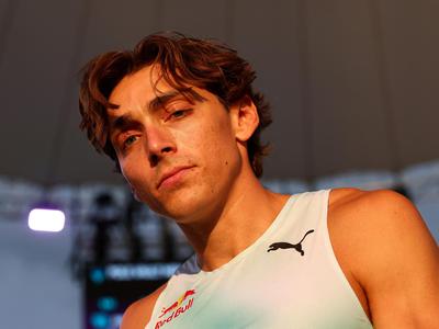 Armand Duplantis poje himno novega atletskega tekmovanja