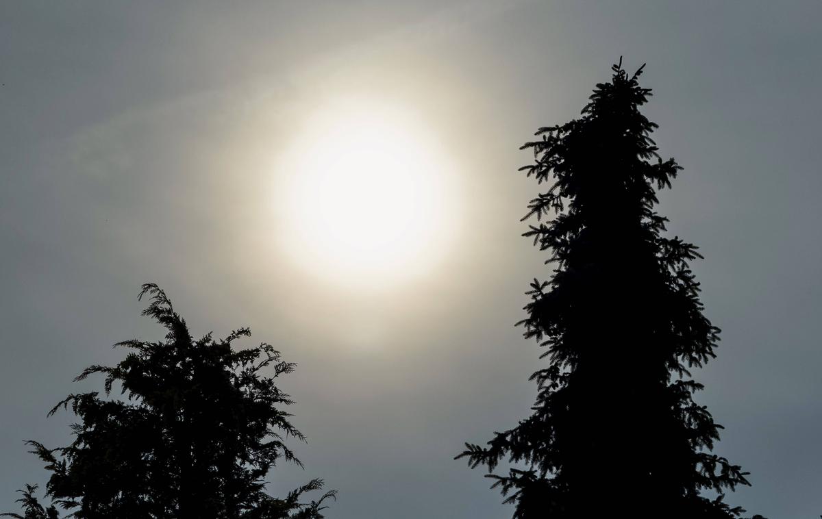 zamegljeno nebo | Na satelitskih posnetkih je vidna obsežna belkasta koprena, ki predstavlja visoko koncentracijo dima in delcev PM2.5. Ti sicer lahko pomenijo tveganje za zdravje, a na agenciji za okolje (Arso) mirijo, da ravni delcev pri tleh niso tako visoke, da bi ogrožale zdravje. Do petka naj bi njihov vpliv že izzvenel. | Foto Guliverimage