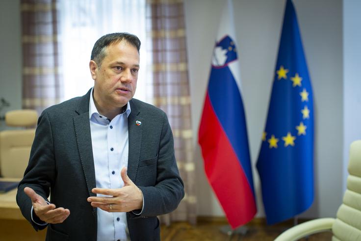 "Ta izjava o gnilih jabolkih je bila sicer precej nerodno interpretirana. Predsednik vlade je želel poudariti ravno to, da velika večina zdravnikov dela dobro in pošteno. Ampak, ja, včasih se zgodi tudi kakšen zdrs, absolutno." | Foto: Bojan Puhek
