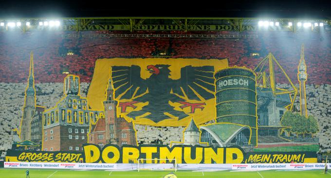 Spomin na čase, ko so bile tribune, na fotografiji je stadion v Dortmundu, še polne navijačev. | Foto: Reuters