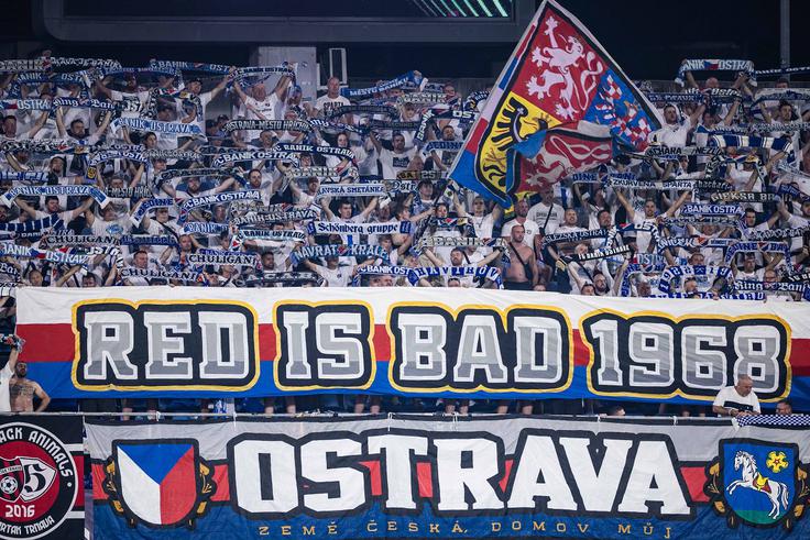 V knežje mesto je pripotovalo okrog 1.500 navijačev Banika, ki so zlasti v prvem polčasu spremljali izjemno predstavo gostiteljev in nemoč svojih ljubljencev.  | Foto: Jure Banfi