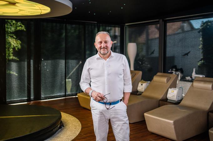 Dr. Trampuš je vodilni hrvaški implantolog, ki letno opravi 600 implantoloških posegov in več kot 300 kirurških intervencij All-on-4. Prvi na Hrvaškem je začel nameščati proteze All-on-4, zigomatične implantate in subperiostalne implantate. Gre za vsadke, ki omogočajo vstavitev fiksne proteze osebi, ki je povsem brezzoba ali ima pomanjkljivo čeljustno kost. V njegovi ordinaciji je bilo že več tisoč slovenskih pacientov.  | Foto: Jan Lukanović