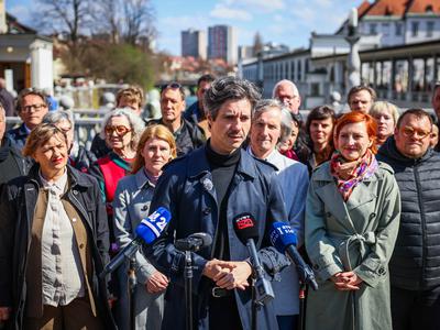 Mesec: Na prelomne volitve se Levica in Vesna ne podajata s figami v žepu