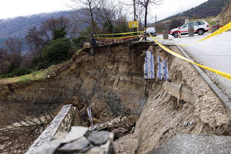 Poškodovana je cestna infrastruktura.  | Foto: Pixsell