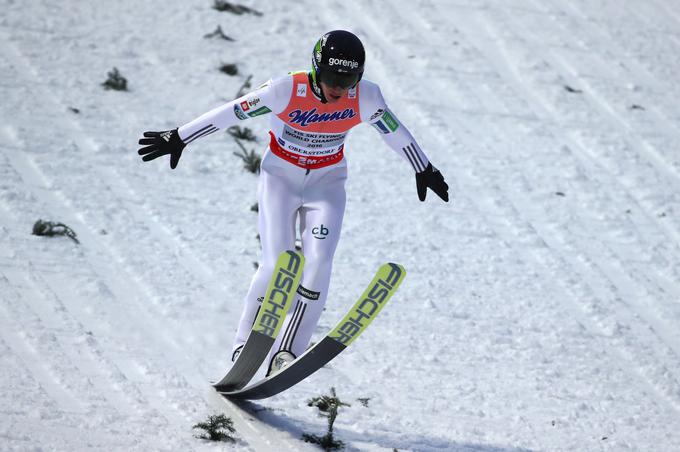 Peter Prevc ekipne medalje na svetovnih prvenstvih v poletih še nima. Bo do nje skočil danes? | Foto: Reuters