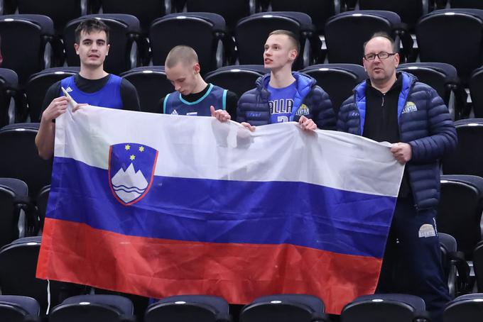 Dvoboj v Salt Lake Cityju so spremljali tudi navijači Luke Dončića iz Slovenije. | Foto: Reuters