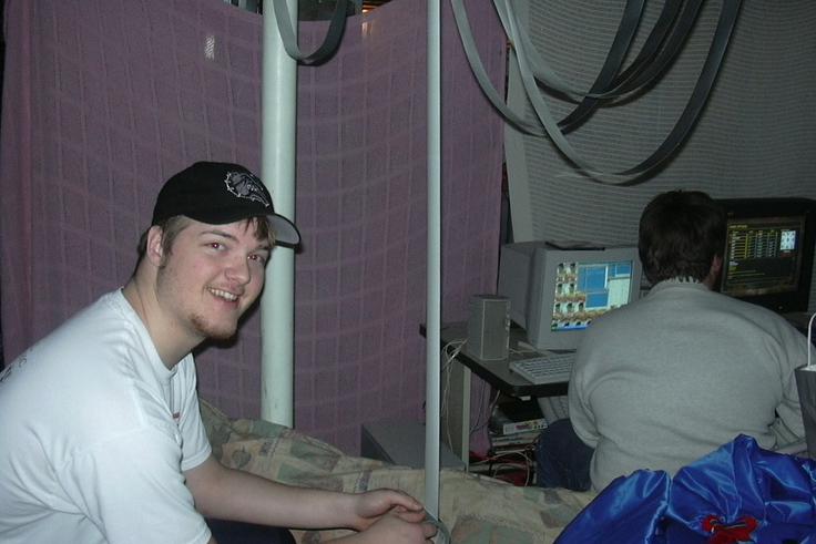 Priprave na lepljenje soigralca na strop. Fotografije so nastale leta 2002, kar izdajajo tako izbor računalniških iger, v katerih so fantje tekmovali na zabavi LAN (Counter Strike, Red Alert 2 in Battlefield 1942), kot številni veliki katodni računalniški zasloni, ki so bili takrat razširjeni precej bolj kot tanki zasloni LCD. | Foto: Brian Schaeffer