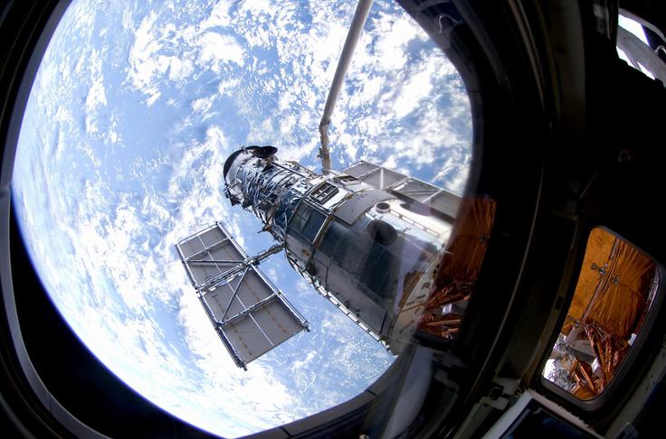 Pogled na vesoljski teleskop Hubble iz raketoplana Space Shuttle Atlantis. Po ocenah znanstvenikov bi lahko Hubble deloval vse do leta 2040.  | Foto: Getty Images