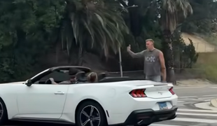 Voznik kabrioleta pešcu nonšalantno zaprl pot: poglejte, kako mu je vrnil #video