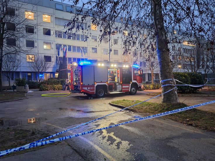 Nekateri dijaki so skakali tudi skozi okna, več se jih je poškodovalo.  | Foto: Siol.net