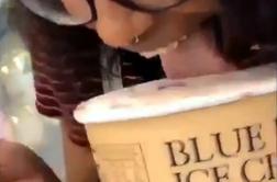 Ameriška policija išče žensko, ki je polizala sladoled in ga dala nazaj na polico #video