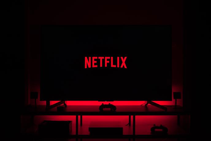 Netflix | Za Netflix bo mogoče plačati manj, a bo treba sprejeti kompromis v obliki oglasov. Za zdaj še ni znano, koliko minut na uro jih bomo gledali. Netflixovi tekmeci, ki že preizkušajo tovrstne naročniške modele, so jih za zdaj omejili pri štirih minutah na uro predvajanja vsebin. | Foto Unsplash