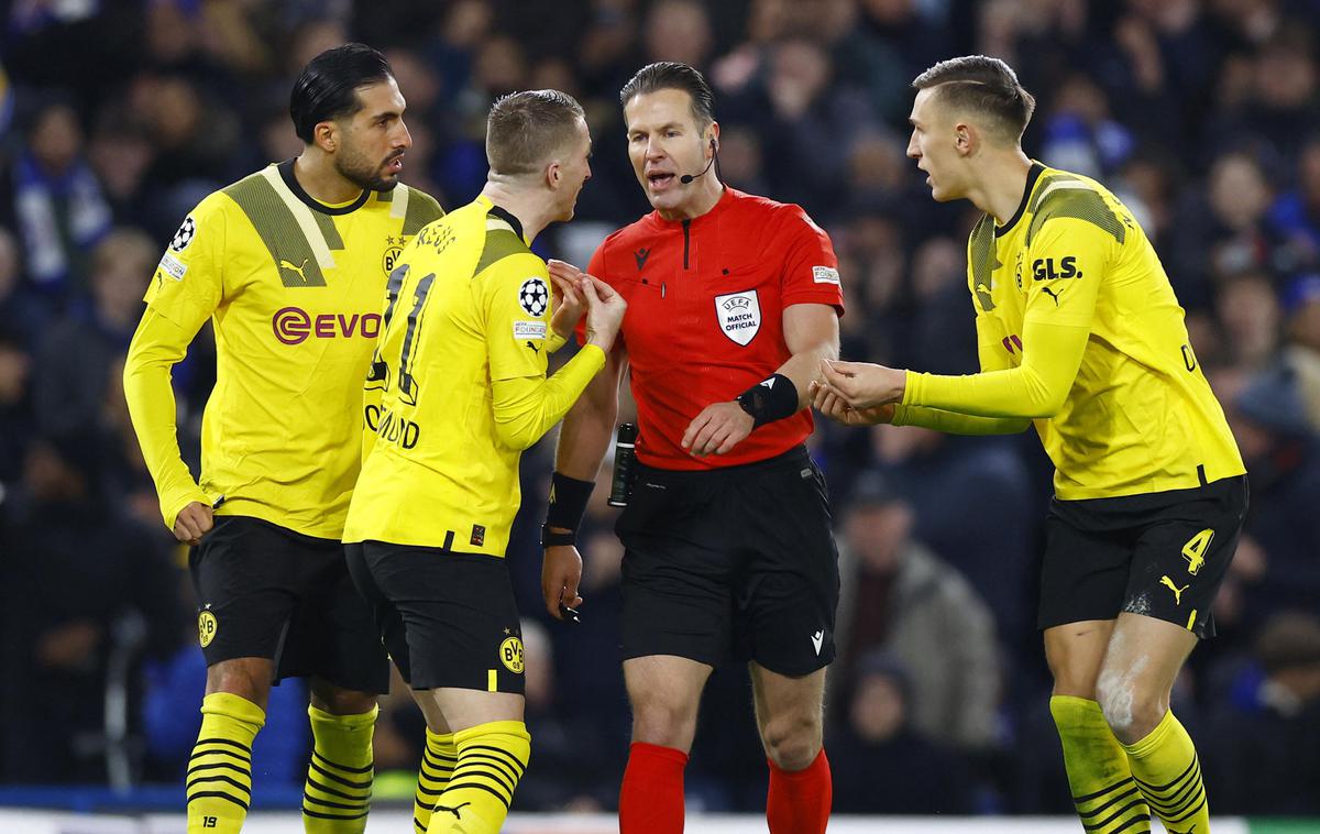 Borussia Dortmund | Nogometaši Borussie Dortmund se niso mogli sprijazniti z odločitvami glavnega sodnika Dannyja Makkelieja. | Foto Reuters