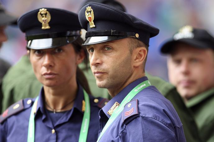 italijanska policija | Protestniki očitajo policistom, da so mladeniča preganjali iz rasističnih razlogov in namerno povzročili njun padec. Milansko tožilstvo preiskuje dogodek, policija pa se do tega še ni uradno opredelila. | Foto Guliverimage