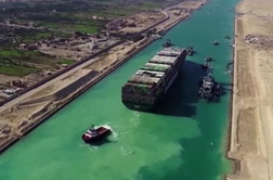 V Sueškem prekopu nasedla tovorna ladja #video