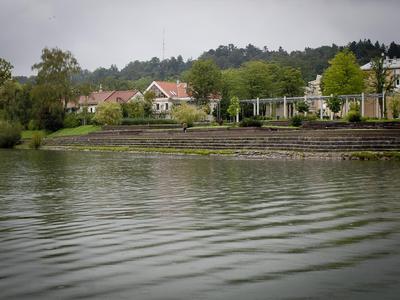 Iz Ljubljanice potegnili preminulo osebo