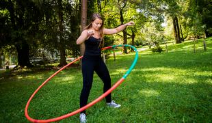 Zakaj bi se morali čim prej lotiti vadbe s hula hoopom?