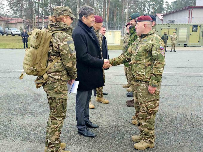 Minister se je v vojaški bazi srečal s pripadnicami in pripadniki slovenskega kontingenta ter se seznanil z njihovimi nalogami in zmogljivostmi. | Foto: Mateja Trunk Hrvatin