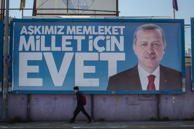 Po napovedih bo izid referenduma zelo tesen. Na fotografiji: Erdoganov plakat, ki poziva volivce, da naj podprejo ustavne spremembe. Poleg Erdoganove AKP ustavne spremembe podpira tudi nacionalistična stranka MHP. | Foto: Getty Images