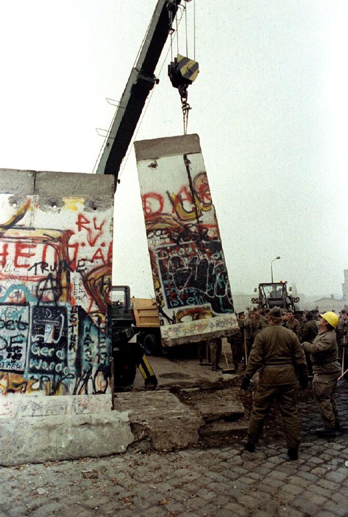 Odstranjevanje kamnitih plošč Berlinskega zidu na trgu Potsdamer Platz 12. novembra 1989. | Foto: Reuters