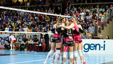 Prvakinje do prvih točk v sezoni, novinke do nove zmage