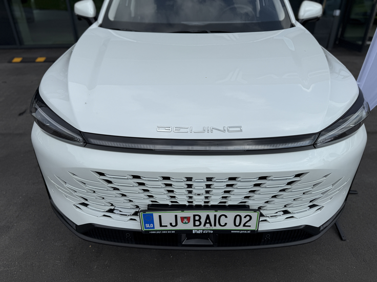 Napis Bejing na sprednjem delu avtomobila jasno kaže poreklo avtomobila. | Foto: Gregor Pavšič