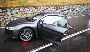 Silovita nesreča pri Avstriji: audija R8 prepolovilo #foto