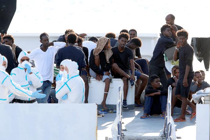 Prebežniki na ladji italijanske mornarice | Prebežniki z ladje Diciotti medtem še vedno niso dobili dovoljenja za izkrcanje. | Foto Reuters