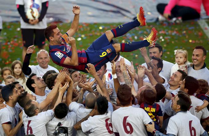 Xavi na rokah soigralcev, ko je leta 2015 zapustil Barcelono. | Foto: Reuters