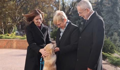 Nepričakovan pasji incident na političnem srečanju #video