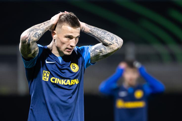 Franko Kovačević je padel v strelski post, za nameček pa občutil še bolečino v stegenski mišici. | Foto: Jure Banfi