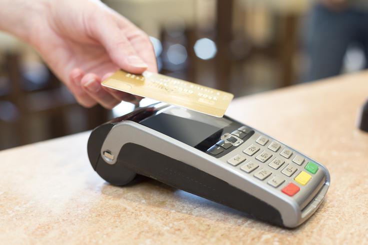 Brezstično plačevanje, ki ga pri nas doživljamo in sprejemamo kot najhitrejše, omogoča nove aplikacije, s katerimi lahko plačilno kartico (za zdaj pri nas Maestro in MasterCard Nove Ljubljanske banke in Abanke) shranimo v pametne telefone in jo od tam tudi uporabljamo za plačevanje. | Foto: Thinkstock
