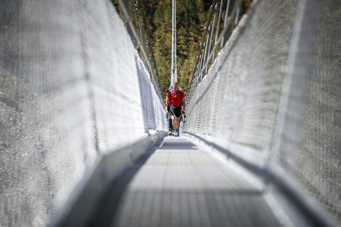 Most je širok zgolj 65 centimetrov, zaradi vgradnje posebnega sistema, pa se skorajda ne premika. | Foto: Valentin Flauraud