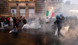 Na protestih proti covidnemu potrdilu v Rimu izbruhnili izgredi