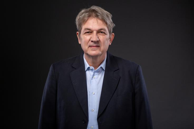Siolov kolumnist dr. Janez Šušteršič je znan slovenski ekonomist in mednarodni strokovnjak za podporo ekonomskih reform in usposabljanje državnih uprav. Leta 2012 je bil finančni minister, pred tem pa tudi direktor urada za makroekonomske analize in razvoj. Kolumne na Siolu objavlja vsako tretjo soboto v mesecu. | Foto: Siol.net