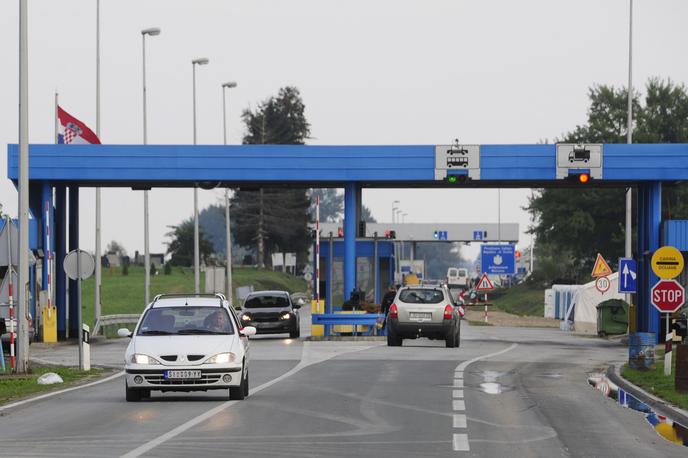 mejni prehod, Srbija | Pred protestom so v Srbijo odpotovale novinarske ekipe iz sosednjih držav, med njimi tudi več hrvaških in slovenskih, od katerih pa so bile nekatere na meji zavrnjene. Fotografija je simbolična. | Foto STA