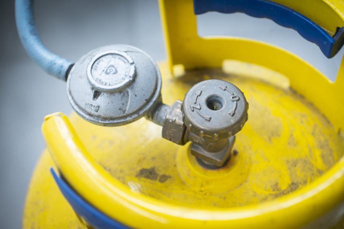 plinska jeklenka | V stanovanju so odkrili plinsko jeklenko, ki so jo zavarovali, odklopili elektriko v stanovanju in prezračili objekt. | Foto STA