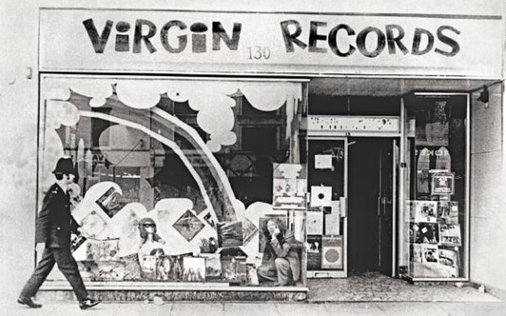 Branson je v Londonu leta 1971 odprl prodajalno glasbenih plošč (na fotografiji). Čeprav mu je od prodaje vinilk po pošti v žep kapnilo precej denarja, je za trgovino vzel posojilo. Strank ni manjkalo in posel je bil dober. A dolg do banke je Branson skušal zmanjšati tudi tako, da se je izogibal plačilu davkov, zaradi česar so ga za eno noč vrgli v zapor. Rešila ga je mama, ki je za to zastavila lastno hišo. | Foto: 