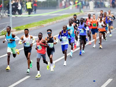 Kenijec Enock Onchari je novi rekorder Ljubljanskega maratona!