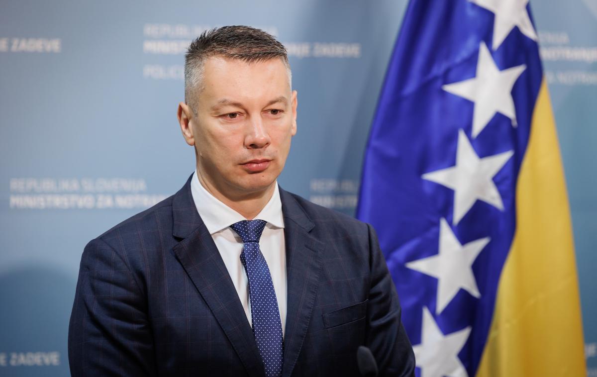 Nenad Nešić, minister za varnost Bosne in Hercegovine | V okviru preiskave, ki jo tožilstvo izvaja v sodelovanju s policijo Republike Srbske in tamkajšnjim uradom za preiskovanje organiziranega kriminala, potekajo tudi preiskave stanovanjskih in poslovnih prostorov v Banjaluki, Vzhodnem Sarajevu in Bijeljini. Preiskava se po poročanju portala Avaz osredotoča na obdobje med letoma 2016 in 2020, ko je bil Nešić še direktor cestnega podjetja Putevi RS. | Foto STA