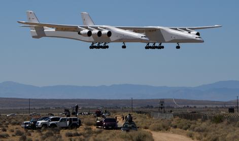 Največje letalo na svetu opravilo rekordni šesturni polet