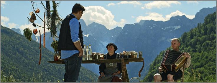 Prva prava slovenska grozljivka navdušuje z mamljivim obetom strahu, trepeta in groze, kakršnih na domačih tleh še ni bilo. V filmu Tomaža Gorkiča igrajo Nina Ivanišin, Nika Rozman, Lotos Vincenc Šparovec, Sebastian Cavazza in Jurij Drevenšek. • Film je na voljo v videoteki DKino. | Foto: 