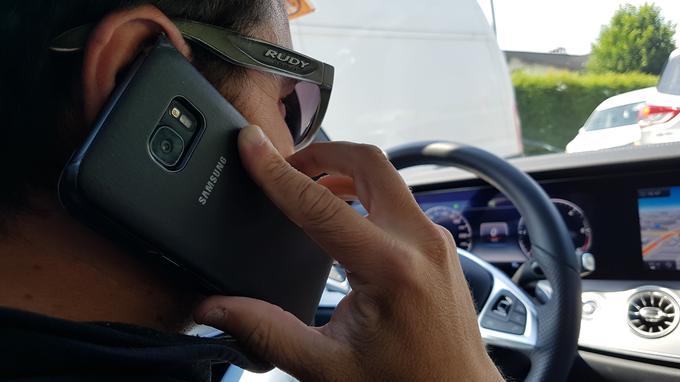 Policisti bodo uporabo mobilnih telefonov med vožnjo poostreno nadzirali med 15. in 28. januarjem. | Foto: Gregor Pavšič