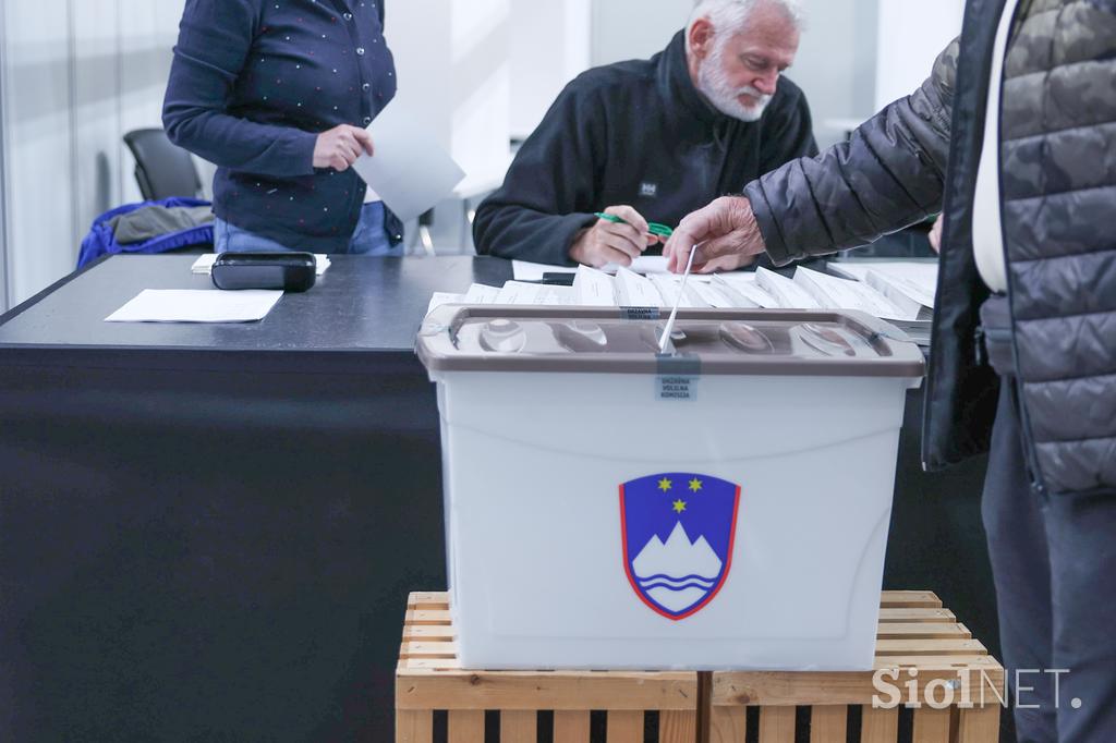 Predčasno glasovanje - zakonodajni referendum o Zakonu o dodatku k pokojnini za izjemne dosežke na področju umetnosti