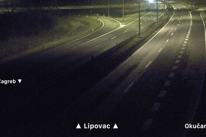 Avtocesta pri Zagrebu | Preiskovalci zbirajo sledi in posnetke nadzornih kamer ter opravljajo razgovore, da bi ugotovili vse podrobnosti, ki so privedle do tragedije. | Foto Hrvatski autoklub (HAK)