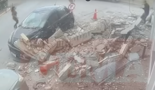 Nadzorna kamera posnela grozljiv prizor: balkon padel na ulico v trenutku, ko ... #video