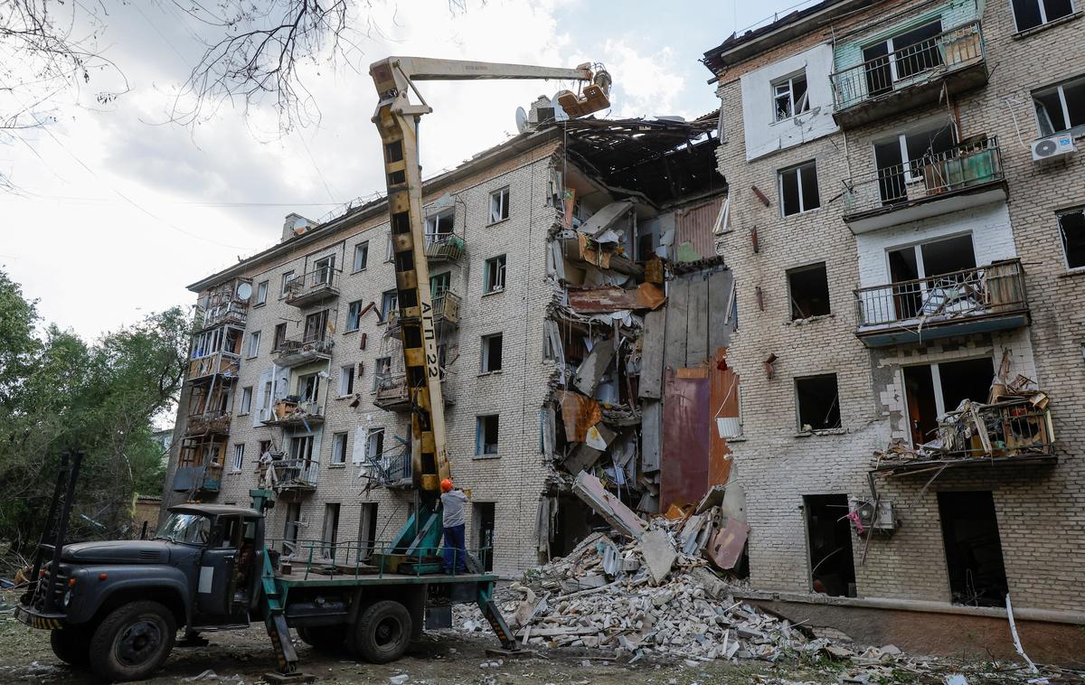 Lugansk | Po navedbah proruskega guvernerja regije Leonida Pasečnika je bilo mesto Lugansk v petek zjutraj tarča obsežnega raketnega napada, pri tem pa se je zrušil del stanovanjskega bloka.  | Foto Reuters