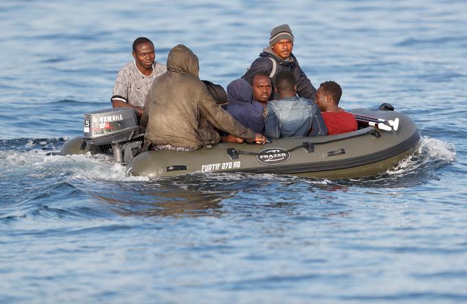 Vsako leto se veliko ljudi v upanju na boljše življenje odpravi na nevarno pot iz Severne Afrike prek Sredozemskega morja v Evropsko unijo. Plovila, ki jih pri tem uporabljajo, so pogosto prenatrpana in nevarna za uporabo. | Foto: Reuters