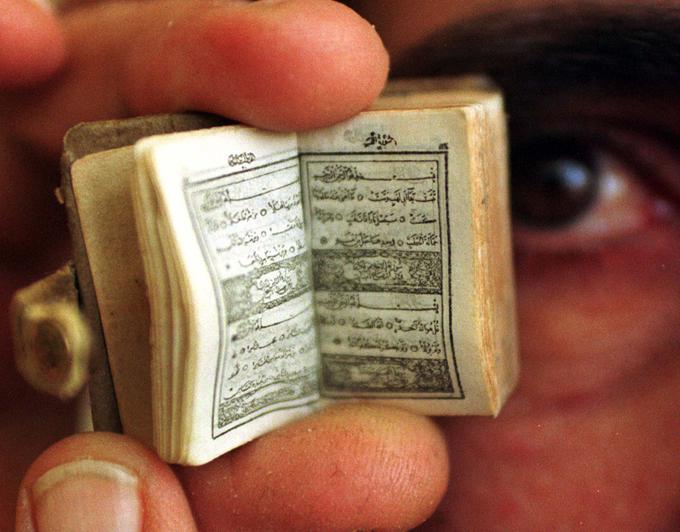 Najmanjša izdaja Korana meri 1,5 krat 2,5 centimetra. | Foto: Reuters